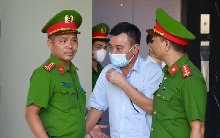 Cựu phó giám đốc Công an Hà Nội được dẫn giải tại phiên tòa chuyến bay giải cứu - Ảnh: DANH TRỌNG