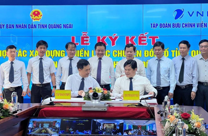 Lãnh đạo UBND tỉnh và Tập đoàn VNPT ký kết thỏa thuận hợp tác xây dựng chiến lược về chuyển đổi số tỉnh Quảng Ngãi đến năm 2025, định hướng đến 2030 - Ảnh: T.T.