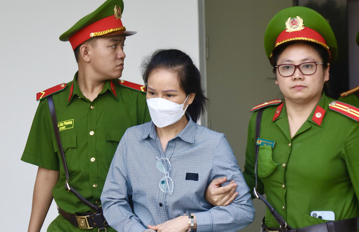 Bà Nguyễn Thị Hương Lan - cựu cục trưởng Cục Lãnh sự - Bộ Ngoại giao - được dẫn giải đến tòa trong phiên xét xử hôm qua 12-7 - Ảnh: DANH TRỌNG