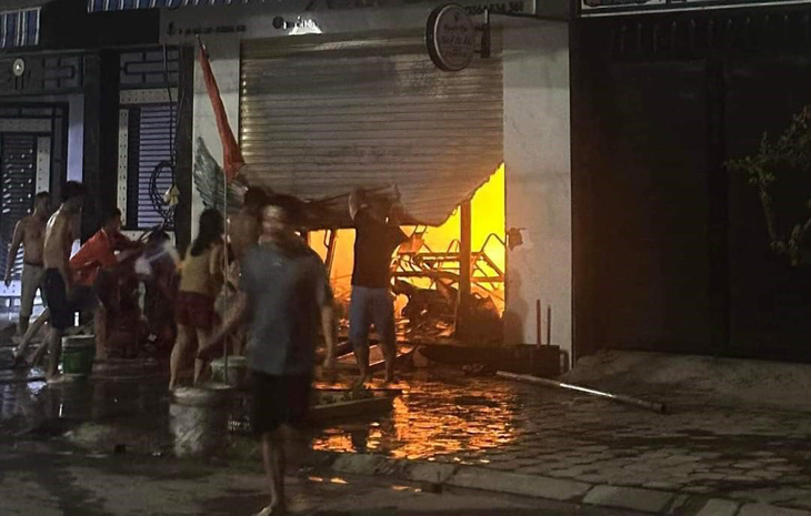 Hiện trường vụ cháy đêm 12-7 tại phường Trung Sơn, TP Sầm Sơn - Ảnh người dân cung cấp