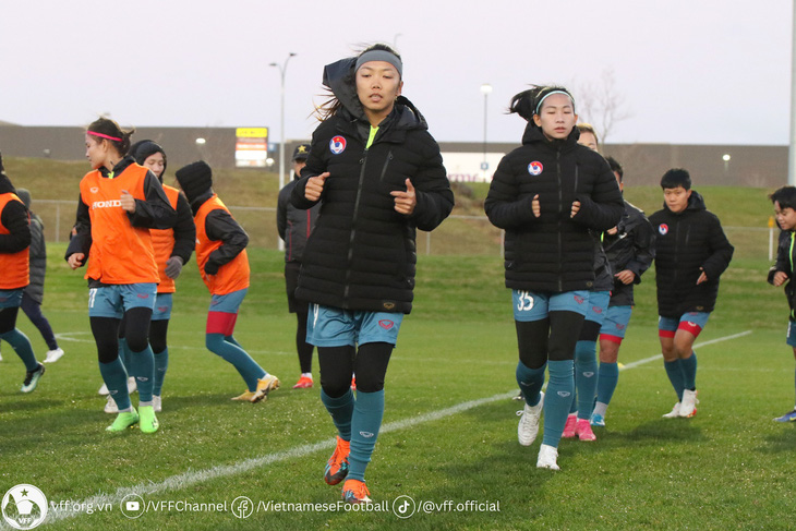 Huỳnh Như cùng các đồng đội trên sân tập chiều 13-7, chuẩn bị cho World Cup nữ 2023 - Ảnh: VFF