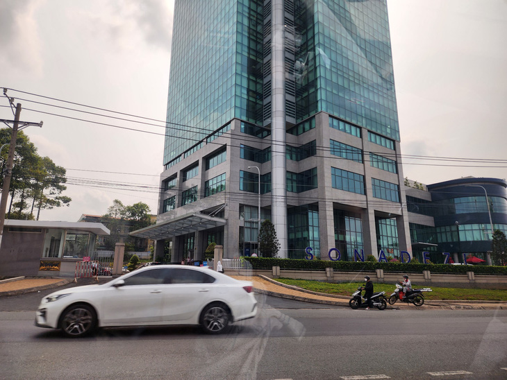 Một tòa nhà của doanh nghiệp ở sát Khu công nghiệp Biên Hòa 1 trở thành nơi kinh doanh, cho thuê các dịch vụ tài chính, thương mại - Ảnh: H.M.