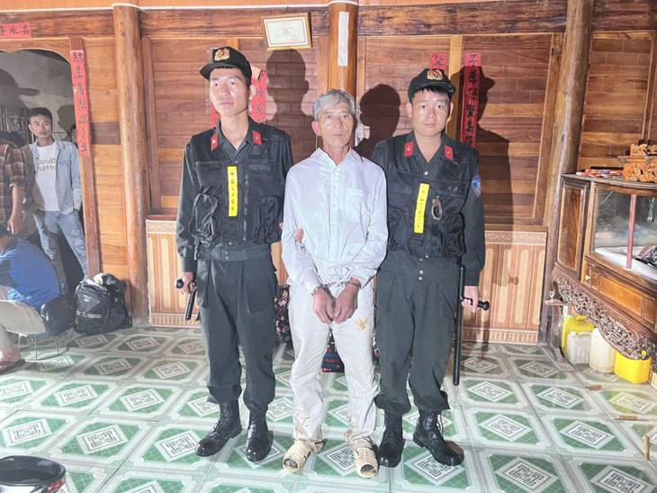 Tẩn Yêu Hò (áo trắng) bị lực lượng công an bắt giữ sáng 13-7 - Ảnh: Công an tỉnh Lai Châu