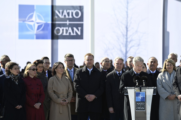 Tổng thống Phần Lan Sauli Niinisto phát biểu tại lễ thượng cờ Phần Lan tại trụ sở NATO (Brussels, Bỉ) hôm 4-4 - Ảnh: AFP