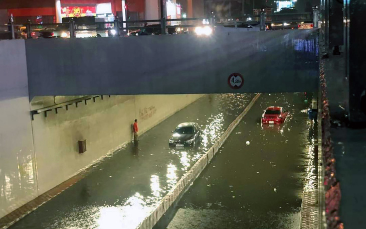 Hầm chui Tân Phong ngập sâu, ô tô chới với giữa dòng nước