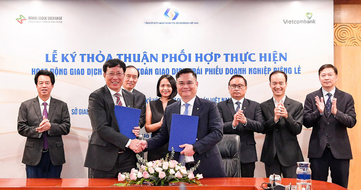 Ông Nguyễn Thanh Tùng, tổng giám đốc Vietcombank (bên phải) và ông Dương Văn Thanh, tổng giám đốc VSDC ký kết thỏa thuận phối hợp - Ảnh: VCB