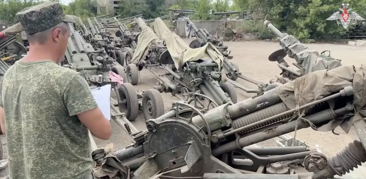 Một quan chức quân đội Nga kiểm tra vũ khí bàn giao từ Tập đoàn Wagner - Ảnh: BỘ QUỐC PHÒNG NGA/TELEGRAM