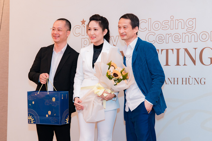 Đại diện ban tổ chức và đạo diễn Trần Anh Hùng (bìa phải) chụp ảnh lưu niệm cùng NSƯT Thanh Thúy, phó giám đốc Sở Văn hóa và Thể thao TP.HCM (giữa).