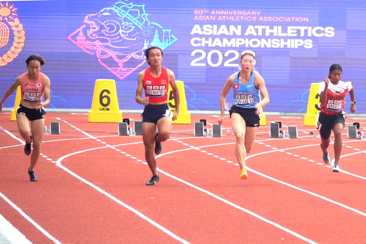Trần Thị Nhi Yến (áo đỏ) trên đường chạy 100m nữ Giải vô địch điền kinh châu Á 2023 - Ảnh: NAM TRUNG