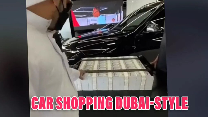 Hành động 'vung tiền qua cửa sổ' được ghi nhận trong video khiến chính quyền UAE nóng mắt vì phản ánh không đúng thực tế - Ảnh cắt từ video, nguồn: car.expert