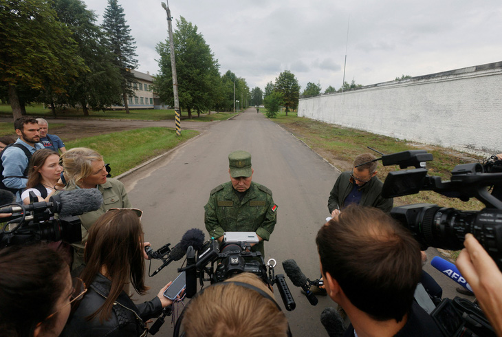 Thiếu tướng Leonid Kasinsky, trợ lý bộ trưởng Quốc phòng Belarus, phát biểu với báo chí tại doanh trại quân sự dùng làm nơi đóng quân cho nhóm Wagner ở thị trấn Asipovichy, Belarus ngày 7-7 - Ảnh: REUTERS