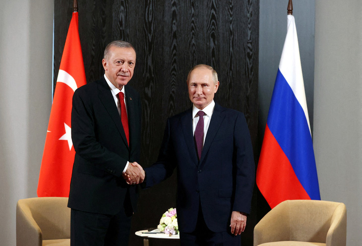 Tổng thống Nga Vladimir Putin (phải) và Tổng thống Thổ Nhĩ Kỳ Tayyip Erdogan bắt tay trong cuộc gặp ở Samarkand, Uzbekistan ngày 16-9-2022 - Ảnh: REUTERS