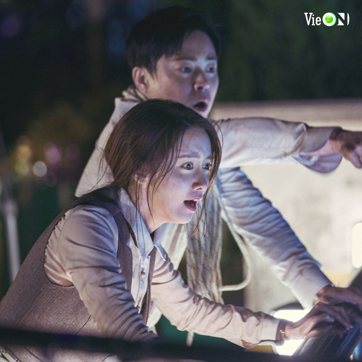 Tuyến tình yêu của Lee Yong Nam (Jo Jung Suk) và Eun Ju (YoonA) đáng yêu và không hề đi lệch với dòng phim hành động, kinh dị.