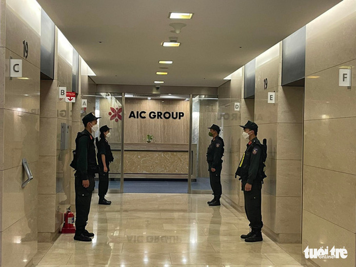 Cơ quan điều tra khám xét trụ sở Công ty AIC - Ảnh: DANH TRỌNG