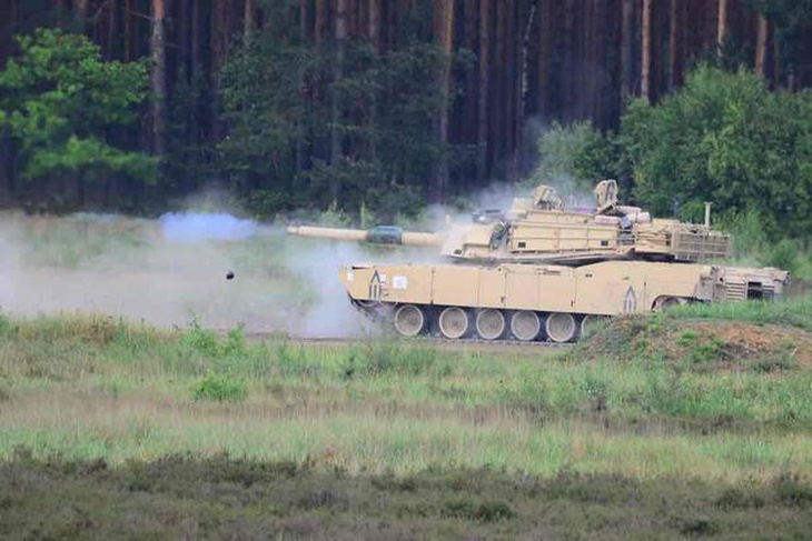Lính Mỹ điều khiển xe tăng M1 Abrams trong &quot;Chiến dịch Quyết tâm Đại Tây Dương&quot; ở Ba Lan năm 2018 - Ảnh: MILITARY.COM/US ARMY