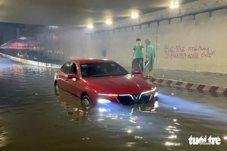Một chiếc ô tô bị ngập nước dưới hầm chui Tân Phong - Ảnh: AN BÌNH