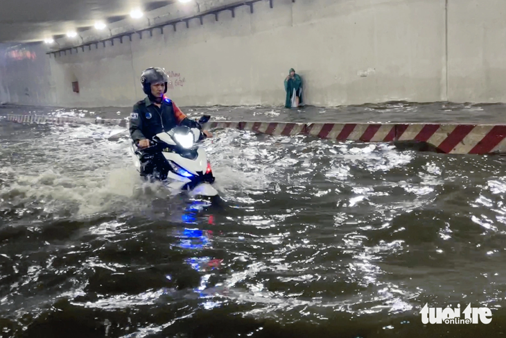 Hầm chui Tân Phong ngập sâu hơn nửa mét nước sau trận mưa lớn - Ảnh: AN BÌNH
