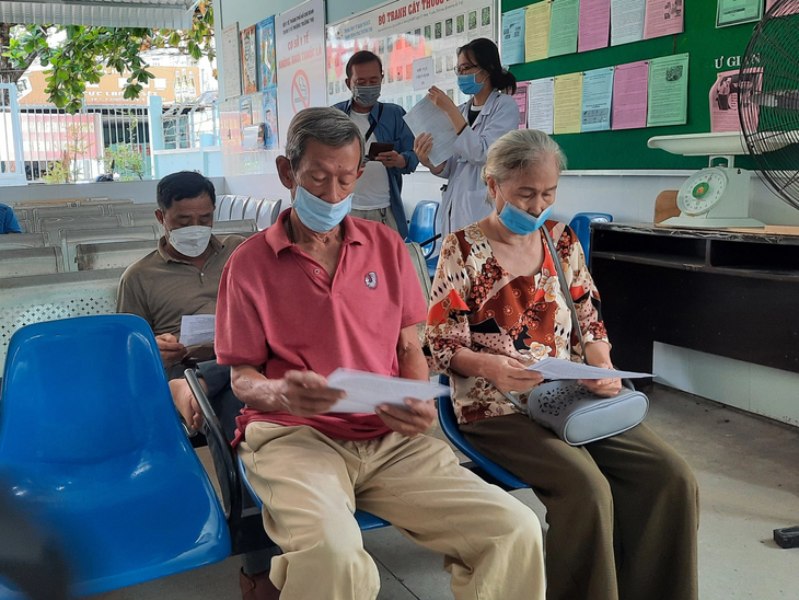 Người cao tuổi (từ 60 tuổi trở lên) đến các trạm y tế tại TP.HCM để chăm sóc sức khỏe - Ảnh: THU HIẾN