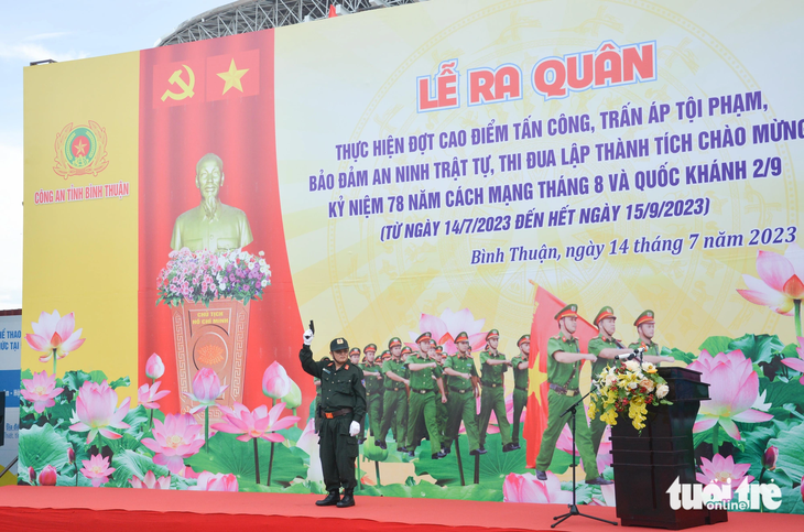 Đại tá Huỳnh Ngọc Liêm - phó giám đốc Công an tỉnh Bình Thuận - phát động lễ ra quân cao điểm trấn áp tội phạm ở địa phương - Ảnh: ĐỨC TRONG
