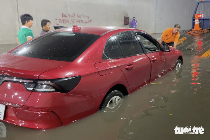 Tối 13-7, mưa lớn khiến khu vực hầm chui Tân Phong chìm trong nước, nhiều xe ô tô chết máy giữa đường.