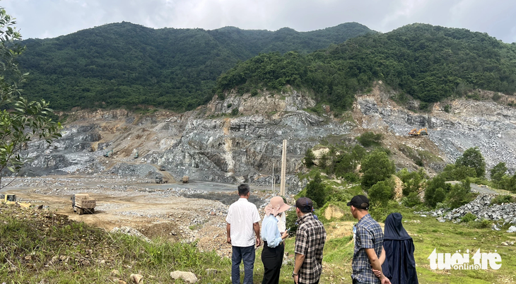 Đoàn cán bộ của các sở, ngành tỉnh Bà Rịa - Vũng Tàu đi khảo sát mỏ vật liệu để phục vụ thi công cao tốc Biên Hòa - Vũng Tàu - Ảnh: ĐÔNG HÀ