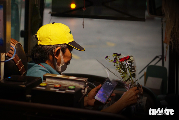 Ông Nguyễn Hải Hà, tài xế xe buýt, vội vã khoe ảnh cô cháu gái - người sẽ được nhận lại bông &quot;hoa hạnh phúc&quot;