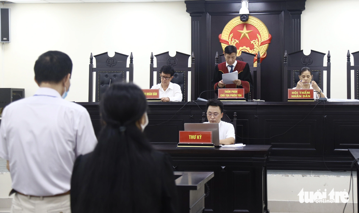 Chủ tọa Nguyễn Đình Tiến tuyên án với các bị cáo - Ảnh: DANH TRỌNG
