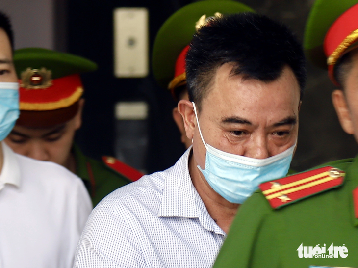 Cựu phó giám đốc Công an Hà Nội rời tòa sau phiên xử - Ảnh: DANH TRỌNG