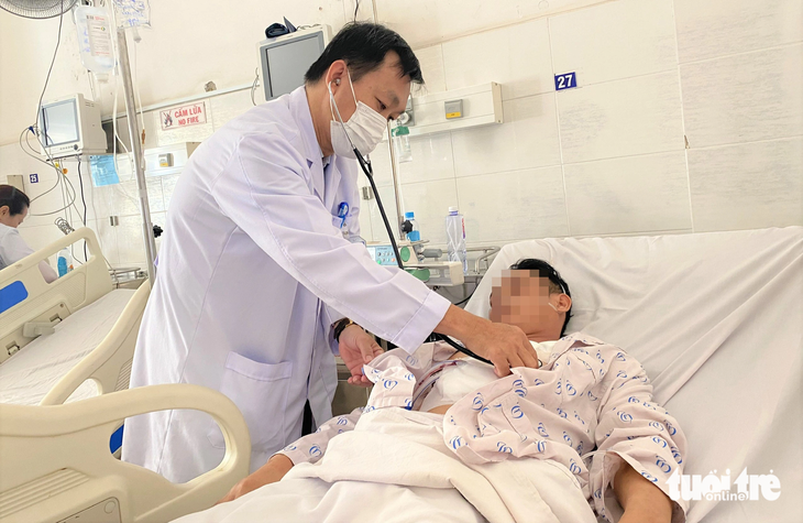 TS.BS Trương Nguyễn Hoài Linh - khoa ngoại lồng ngực Bệnh viện Thống Nhất (TP.HCM) - thăm khám nam bệnh nhân từng bị ngưng tim do bị đâm đúng vào vị trí "tam giác tim" - Ảnh: XUÂN MAI