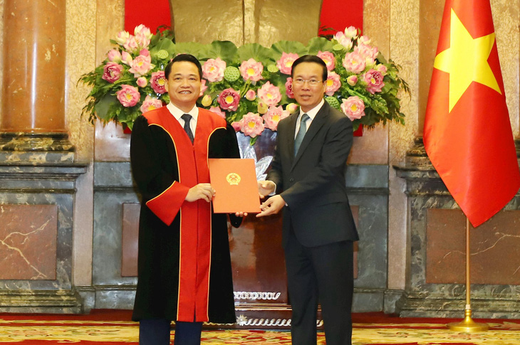 Chủ tịch nước Võ Văn Thưởng trao quyết định cho ông Nguyễn Hồng Nam - Ảnh: GIA HÂN