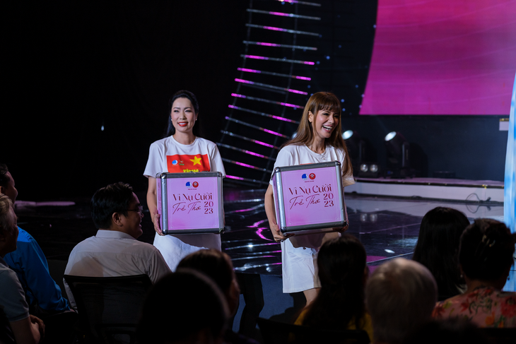 Diễn viên Trịnh Kim Chi (trái) và á hậu Băng Châu mang thùng tiền kêu gọi sự đóng góp trực tiếp của các khán giả 