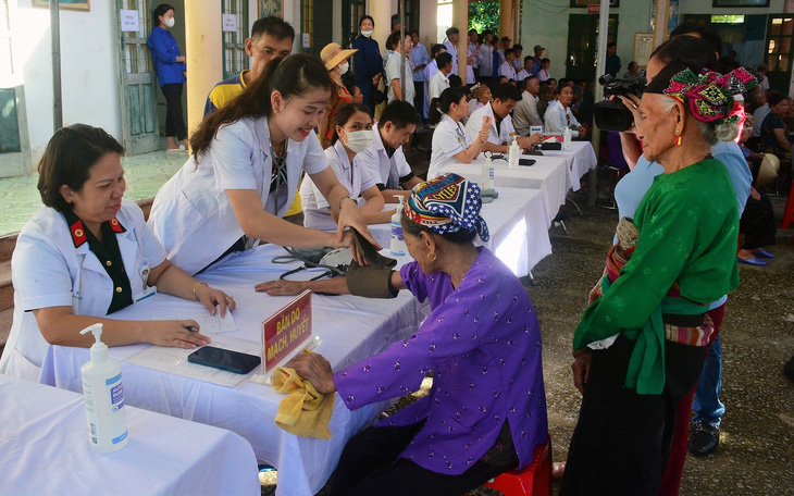 Tuổi trẻ Học viện Quân y khám bệnh, cấp phát thuốc miễn phí cho người dân thuộc diện chính sách ở huyện Thạch Thành (Thanh Hóa) - Ảnh: CTV