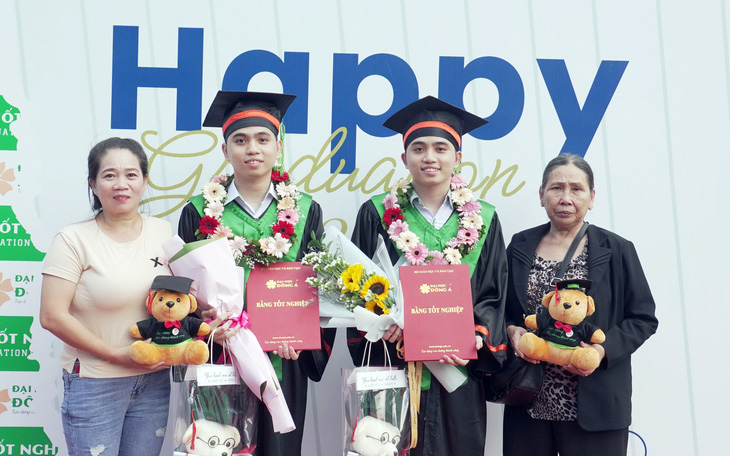 Mẹ, hai con và lễ tốt nghiệp