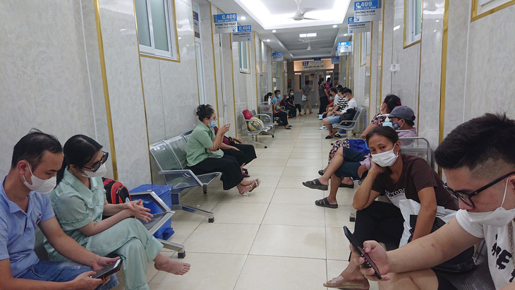 Người dân chờ thăm khám tại Bệnh viện Mắt trung ương - Ảnh: D.LIỄU