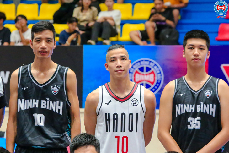 Nguyễn Phú Hoàng (giữa) cùng đội Hà Nội tiến vào chung kết - Ảnh: VBA
