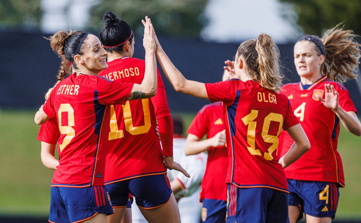 Niềm vui của các cầu thủ nữ Tây Ban Nha khi ghi bàn vào lưới đội tuyển nữ Việt Nam - Ảnh: SEFF