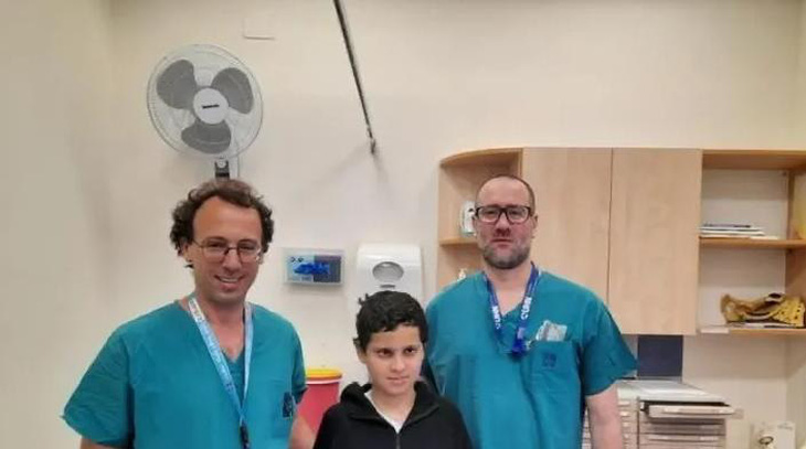 Hai bác sĩ Ohad Einav và Ziv Asa cùng Suleiman Hassan tại Trung tâm Y tế Hadassah sau khi bé hồi phục - Ảnh: HADASSAH MEDICAL CENTER