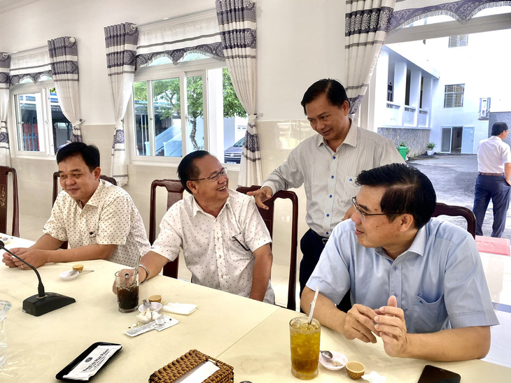 Ông Trần Văn Lâu - chủ tịch UBND tỉnh Sóc Trăng (đứng) - trao đổi với các doanh nghiệp - Ảnh: KHẮC TÂM
