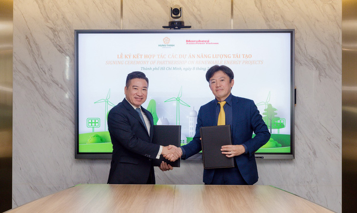 Ông Nguyễn Đình Trung - Chủ tịch tập đoàn Hưng Thịnh (bên trái) và ông Tai Miura - Chủ tịch kiêm Tổng Giám đốc Marubeni Asian Power Vietnam, tại buổi ký kết hợp tác nghiên cứu các dự án năng lượng tái tạo ngày 8-2-2023.