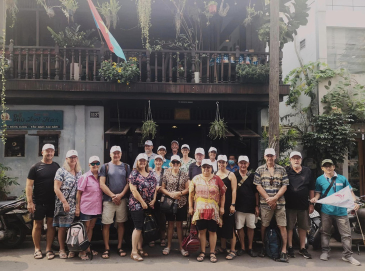 Đoàn khách Úc tham quan di tích Biệt động Sài Gòn