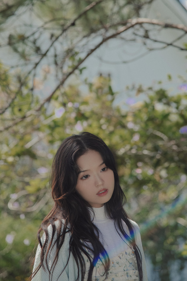Trong MV Sự mập mờ, Suni Hạ Linh tiếp tục một mình “cân” toàn bộ phần diễn xuất, tương tự như sản phẩm Ngỏ lời trong dự án “Single Single”.