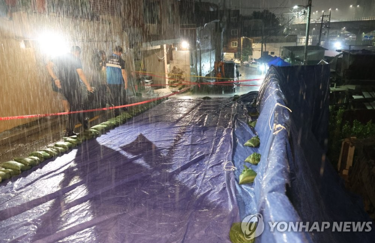Tổng cộng có 46 cư dân ở phường Seodaemun, Seoul được sơ tán sau khi một bờ kè bị sập - Ảnh: YONHAP