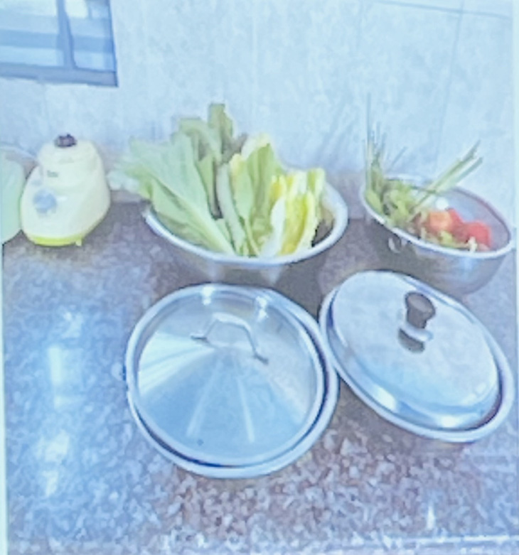 Chừng này rau xanh cũng được nhóm lớp mầm non dự kiến dùng để nấu canh cho 50 trẻ ăn - Ảnh: MỸ DUNG