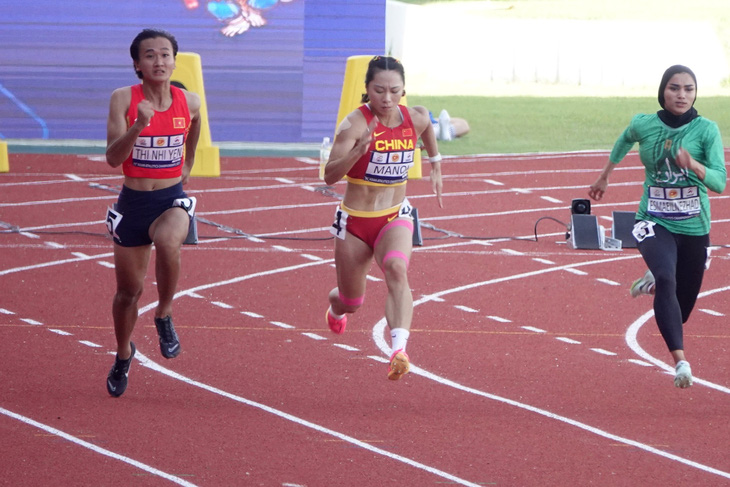 Trần Thị Nhi Yến thi đấu tự tin cạnh hai đối thủ mạnh tại bán kết 100m nữ châu Á 2023 - Ảnh: NAM TRUNG