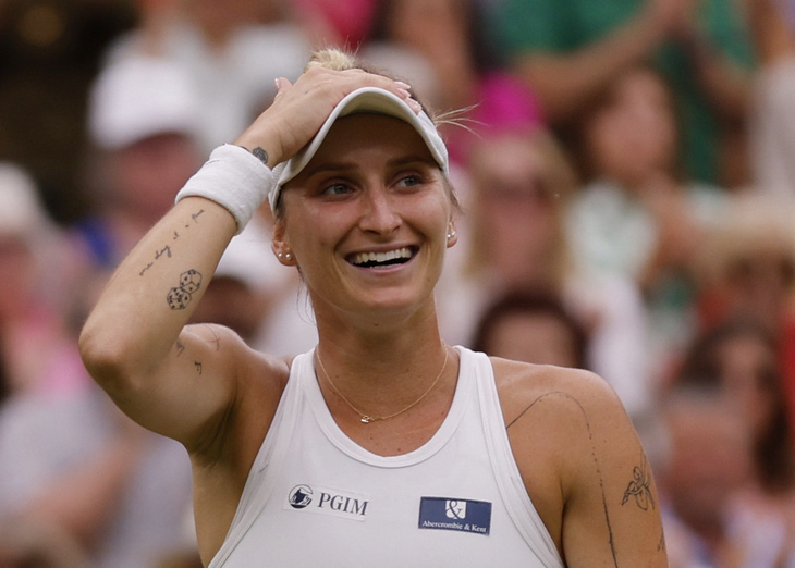 Niềm vui của Marketa Vondrousova khi lọt vào chung kết Wimbledon 2023 - Ảnh: REUTERS