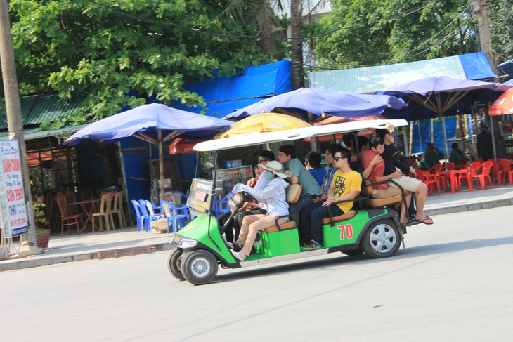 Xe điện bốn bánh chở khách du lịch đi dạo tại TP Sầm Sơn (Thanh Hóa) - Ảnh: HÀ ĐỒNG
