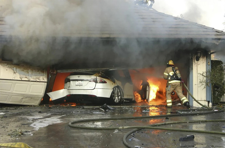 Một chiếc Tesla cháy ở Mỹ năm 2017 - Ảnh: NBC News