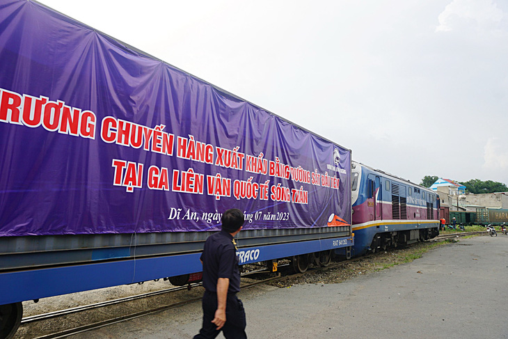 Chuyến hàng xuất khẩu bằng đường sắt đầu tiên tại ga liên vận quốc tế Sóng Thần - Ảnh: ĐỨC PHÚ