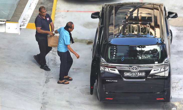 Tỉ phú Ong Beng Seng rời văn phòng cơ quan điều tra Singapore ngày 12-7 - Ảnh: REUTERS