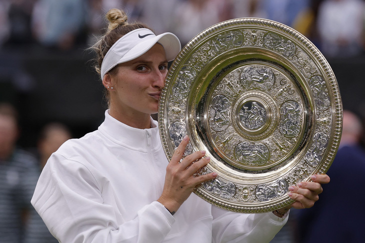 Marketa Vondrousova vô địch Giải quần vợt Wimbldon 2023 - Ảnh: REUTERS